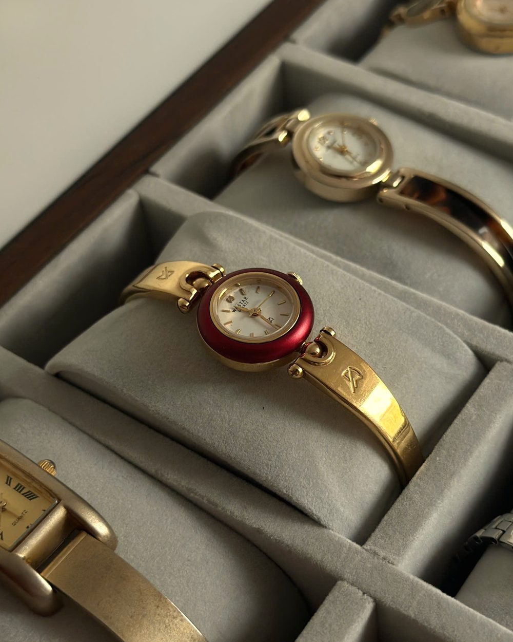 Đồng hồ vintage viền đỏ dây lắc vàng